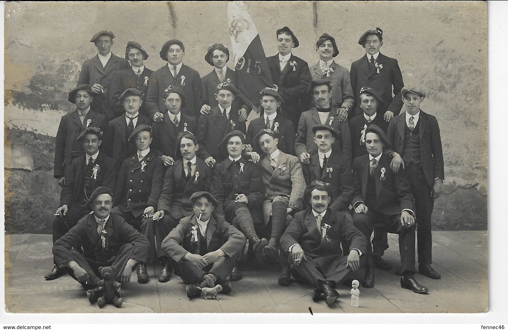 Photographie D'un Groupe D'hommes En Costume Avec Cocarde Et Beret - 1915 Inscrit Sur Le Drapeau - A Identifier  (X21) - Fotografía