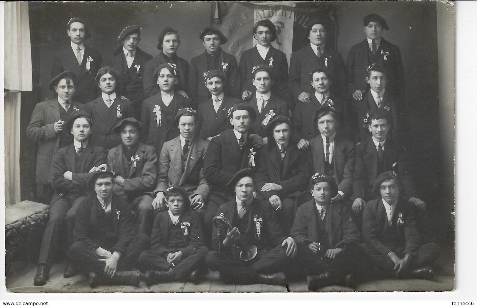 Photo D'un Groupe D'hommes En Costume Avec Cocarde Et Beret - ALBERTVILLE Inscrit Sur Le Drapeau - A Identifier (X22) - Photographie