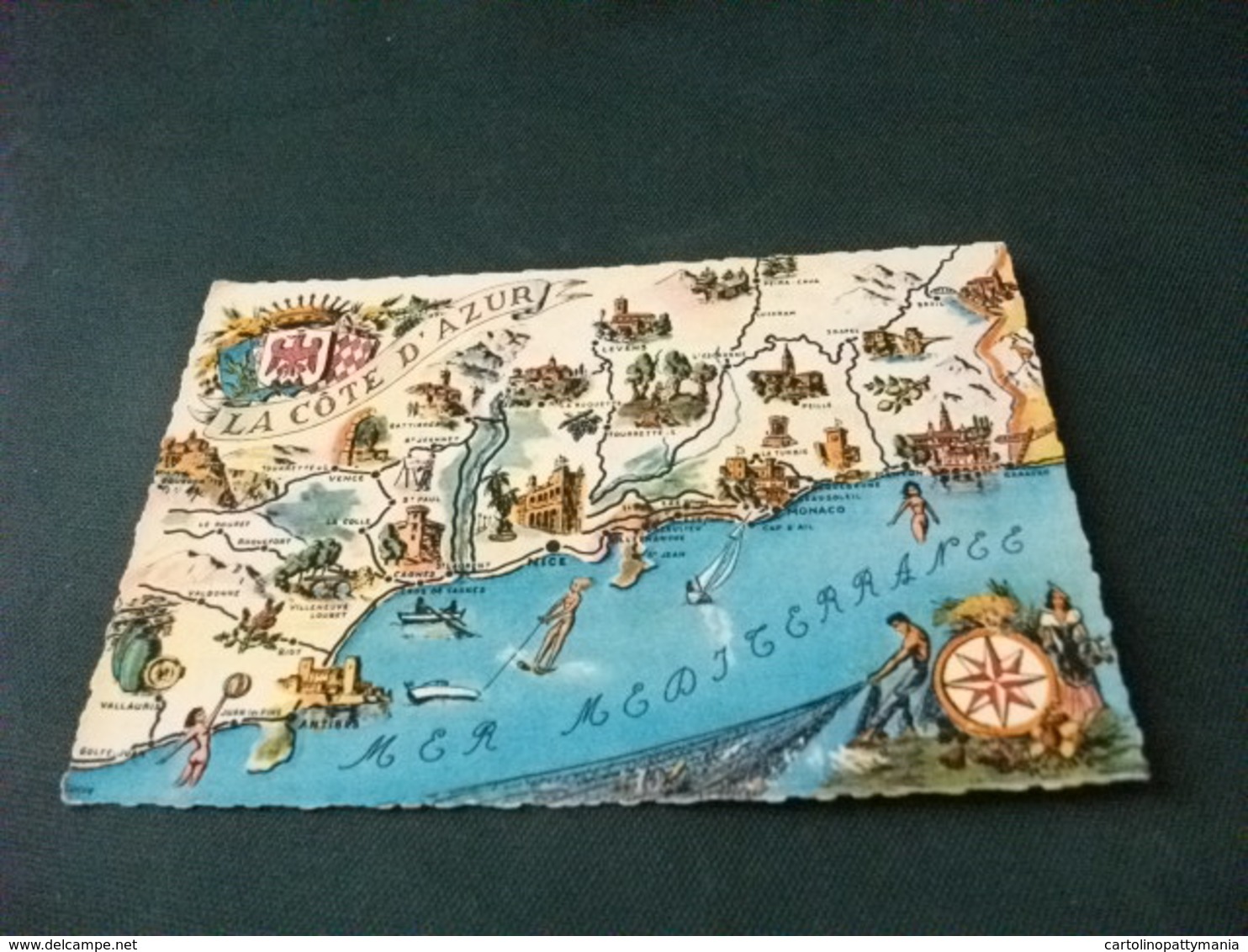 CARTA GEOGRAFICA  LA COSTA AZZURRA LA COTE D'AZUR PIN UP SCI NAUTICO PESCA COSTUMI DA ANTIBES A GARAVAR STEMMA FRANCIA - Carte Geografiche