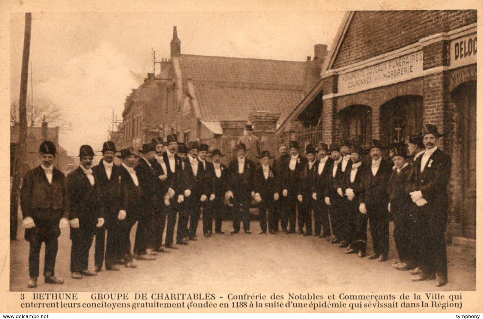 62. CPA. BETHUNE. Groupe De Charitables Qui Enterrent Gratuitement Leurs Concitoyens.  1930. - Bethune