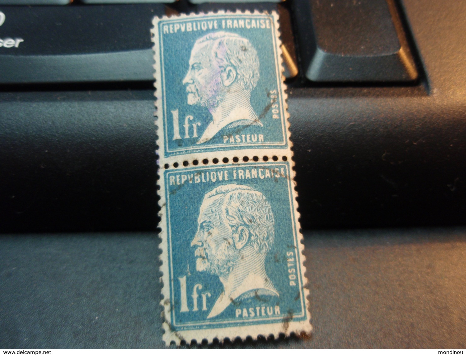 2 Timbres Pasteur Verticaux 1 F   Oblitérés Tache Violette Visage De Pasteur - 1922-26 Pasteur