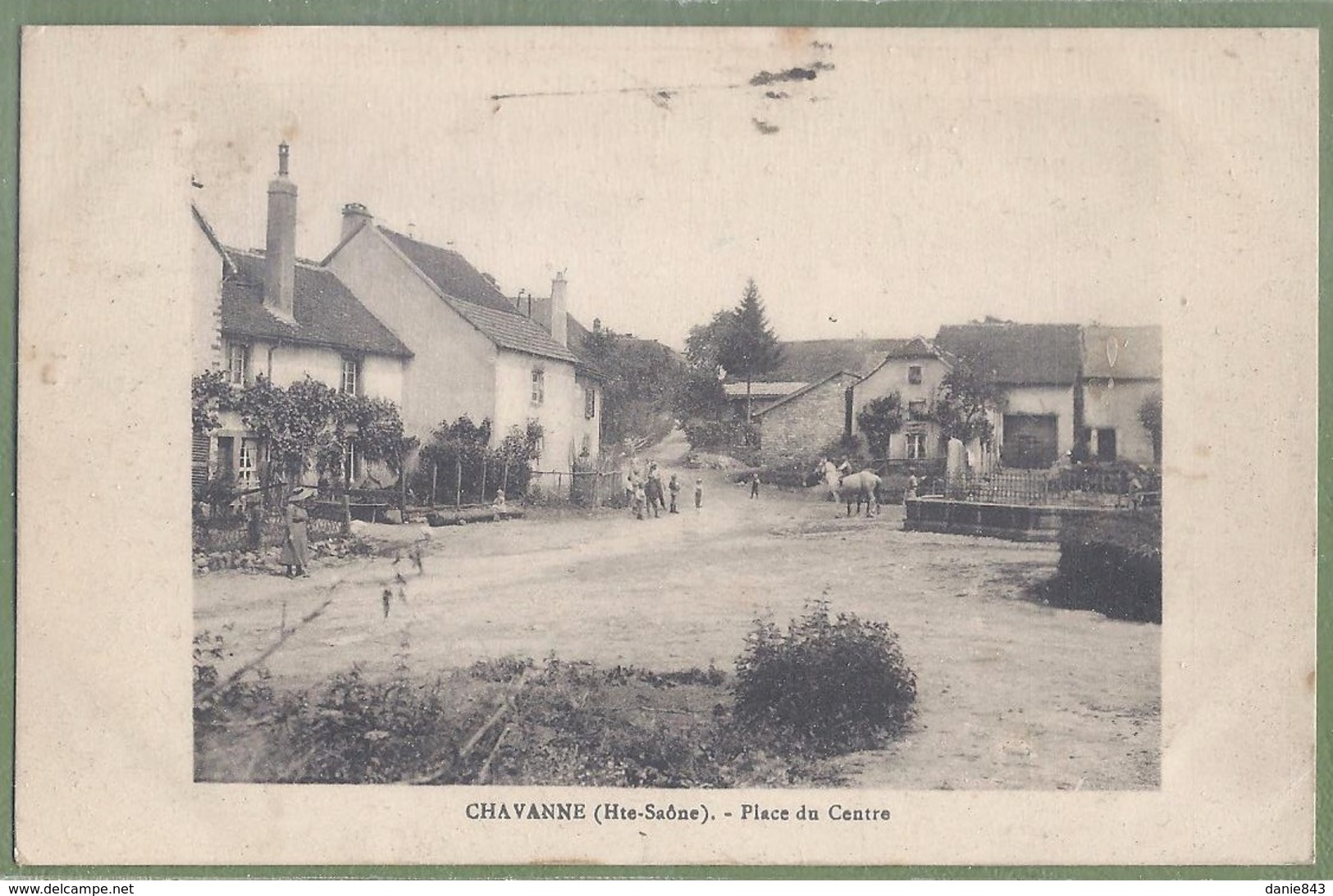 CPA Vue Rare - HAUTE SAONE - CHAVANNES - PLACE DU CENTRE - Animation En Arrière Plan - Autres & Non Classés