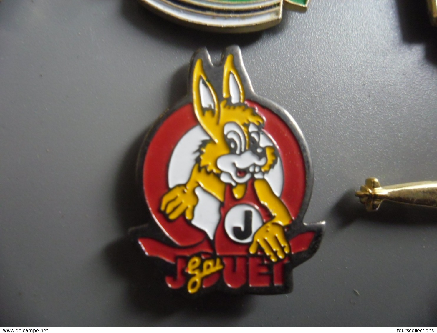 Pin's JOUET GAI LAPIN @ PINS 26 Mm X 20 Mm - Jeux