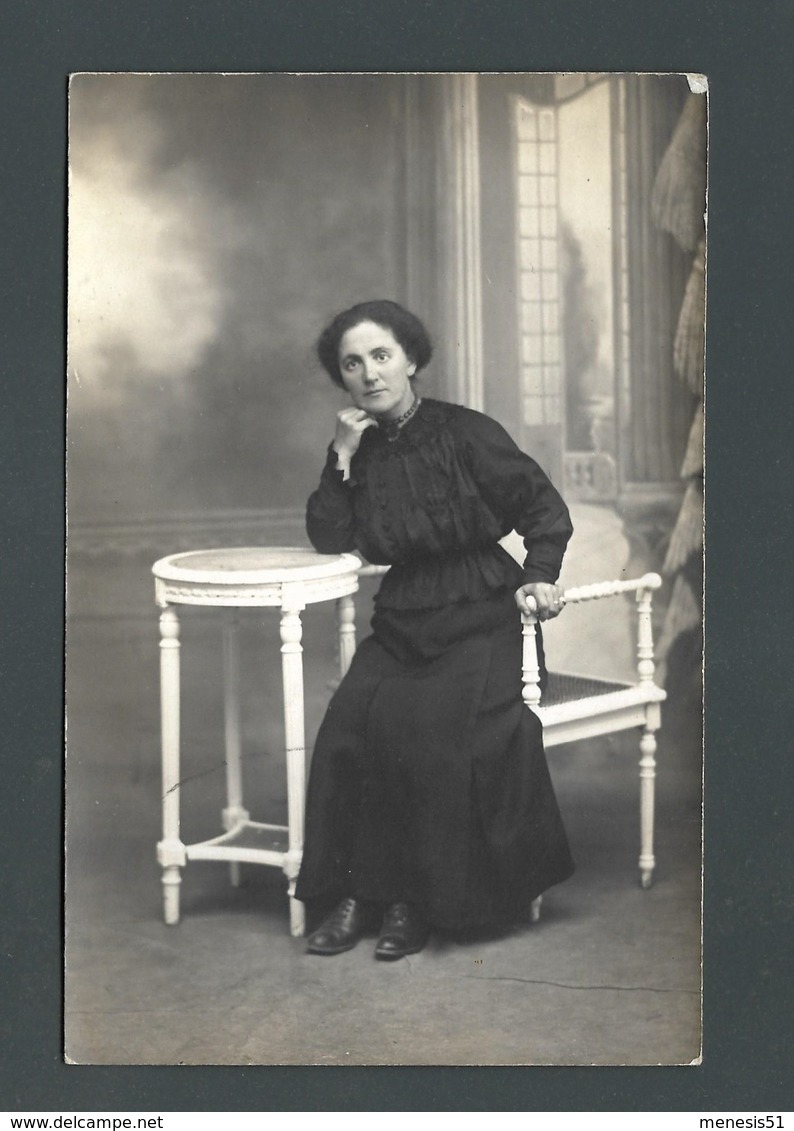 CPA Carte Photo Une FEMME LADY FRAU  En Robe Noire Mise En Scène Sur Une Bergère Accoudée à Un Guéridon - A Identifier