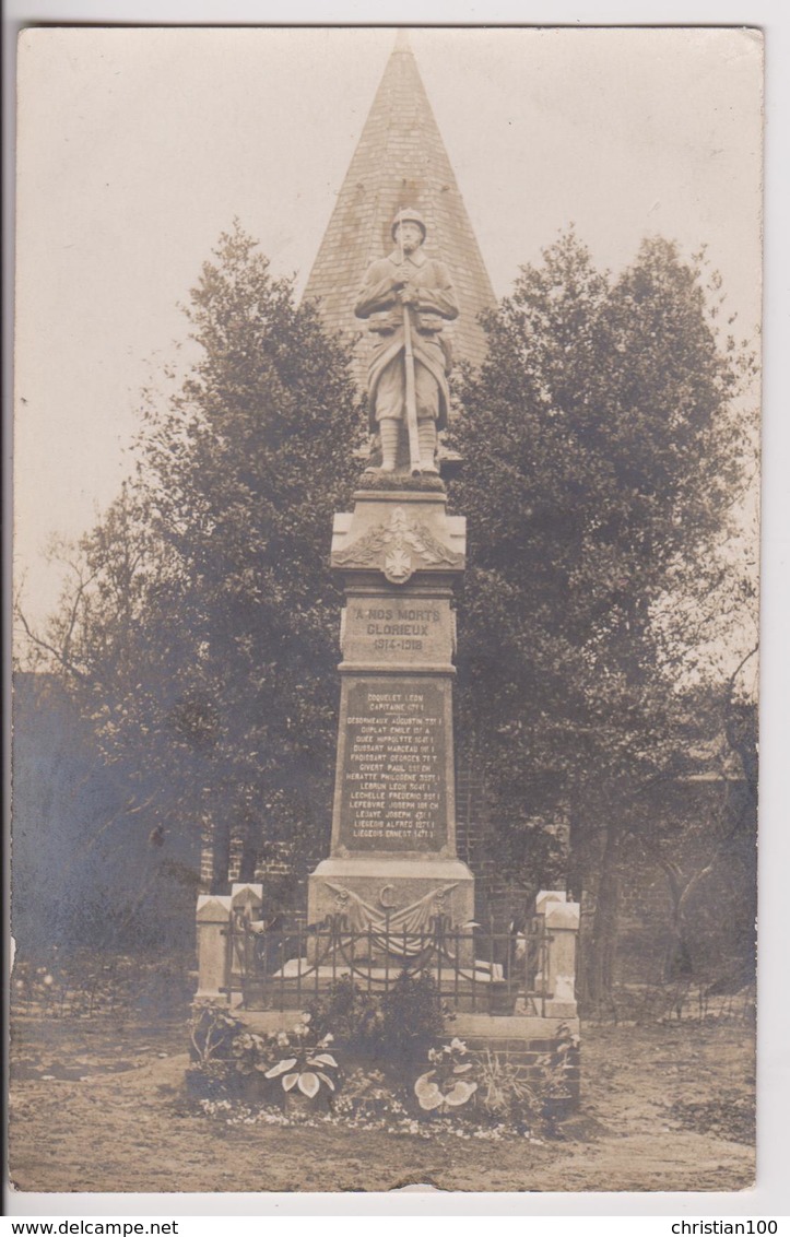 CARTE PHOTO DU MONUMENT AUX MORTS DE VICQ (59) : A NOS MORTS GLORIEUX 1914 - 1918 - CAPITAINE LEON COQUELET - 2 SCANS - - Autres & Non Classés