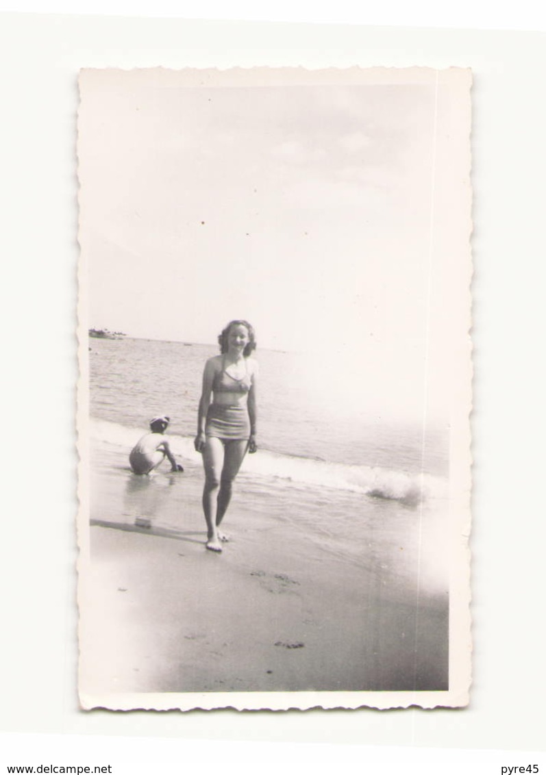 Photo ( 11 X 6.5 Cm ) Jeune Fille Qui Se Promène Sur La Plage De Bournemouth Juillet 1949 - Personnes Anonymes