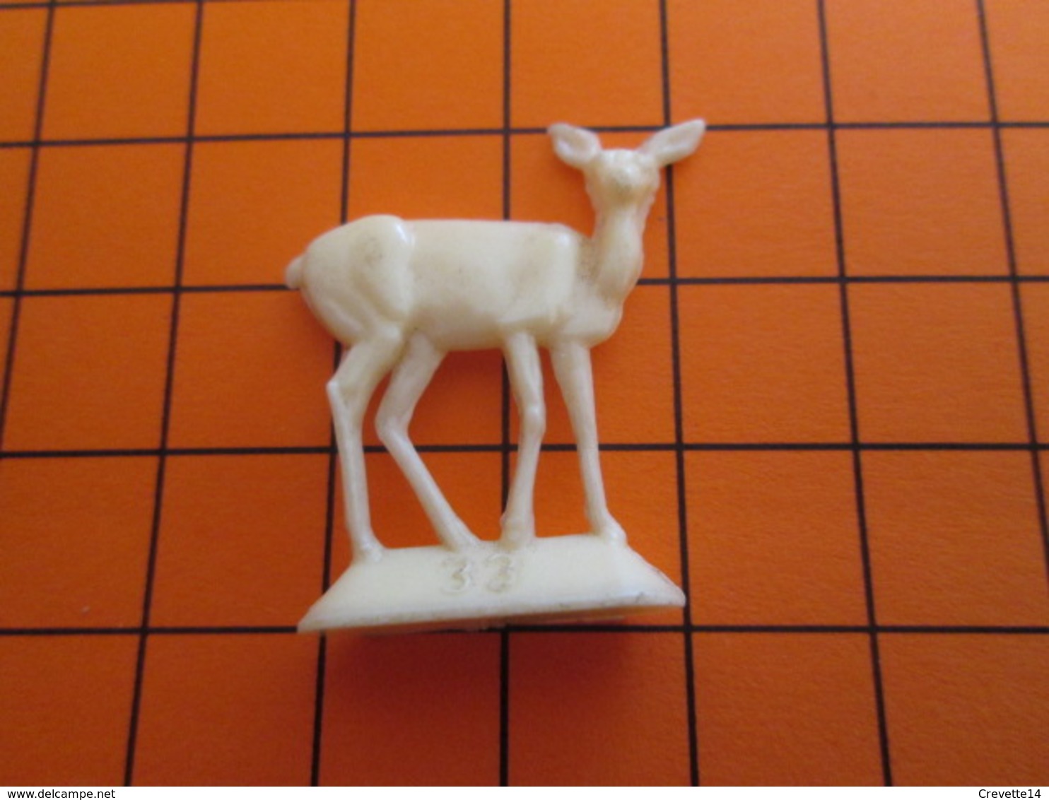 319b Figurine Publicitaire Années 50/60 BICHE ANTILOPE N°32 1/2 Ronde-bosse , Plastique Dur Couleur Ivoire - Other & Unclassified