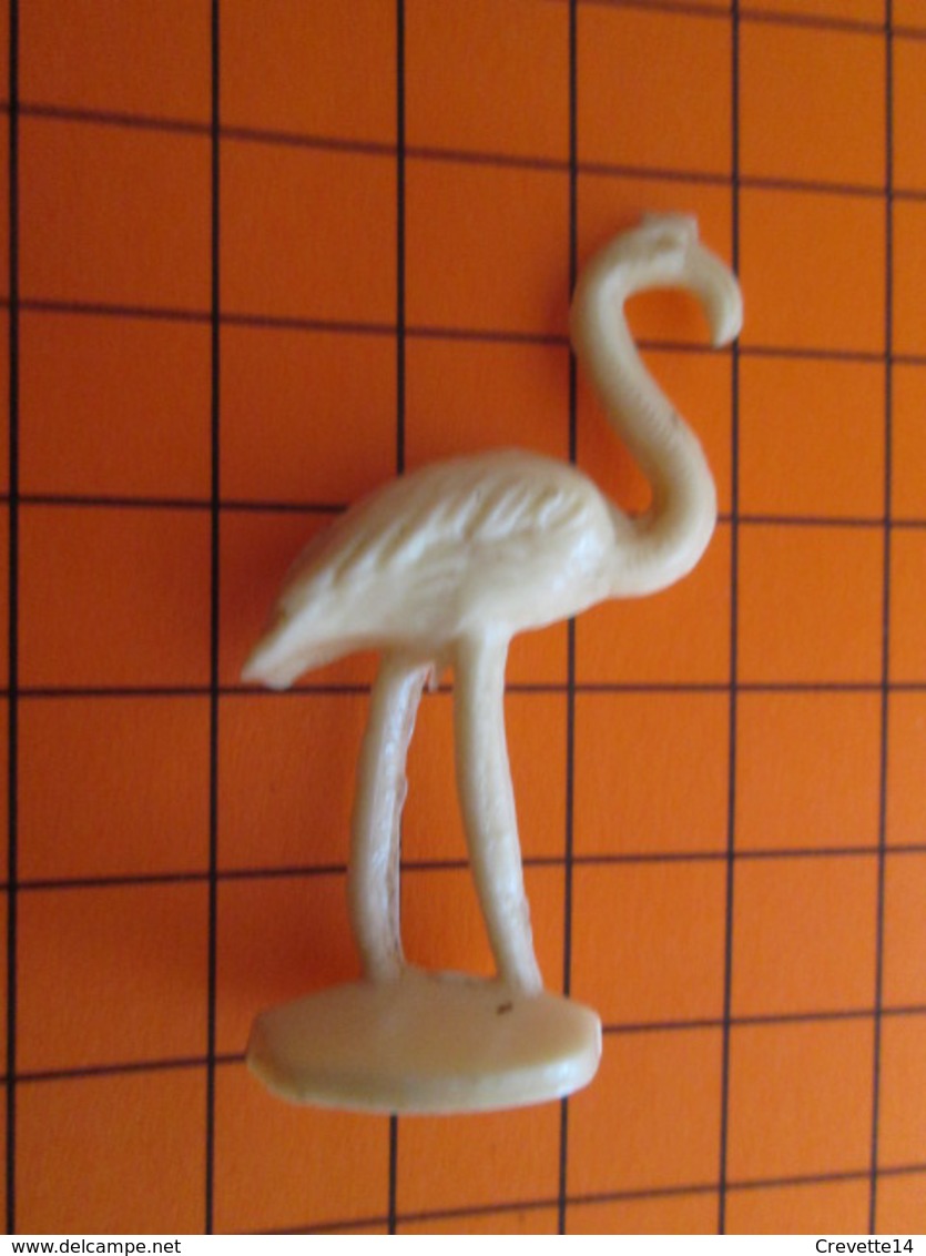 319b Figurine Publicitaire Années 50/60 FLAMANT ROSE Pas Pink Floyd , Demi Ronde-bosse , Plastique Dur Couleur Ivoire - Vögel