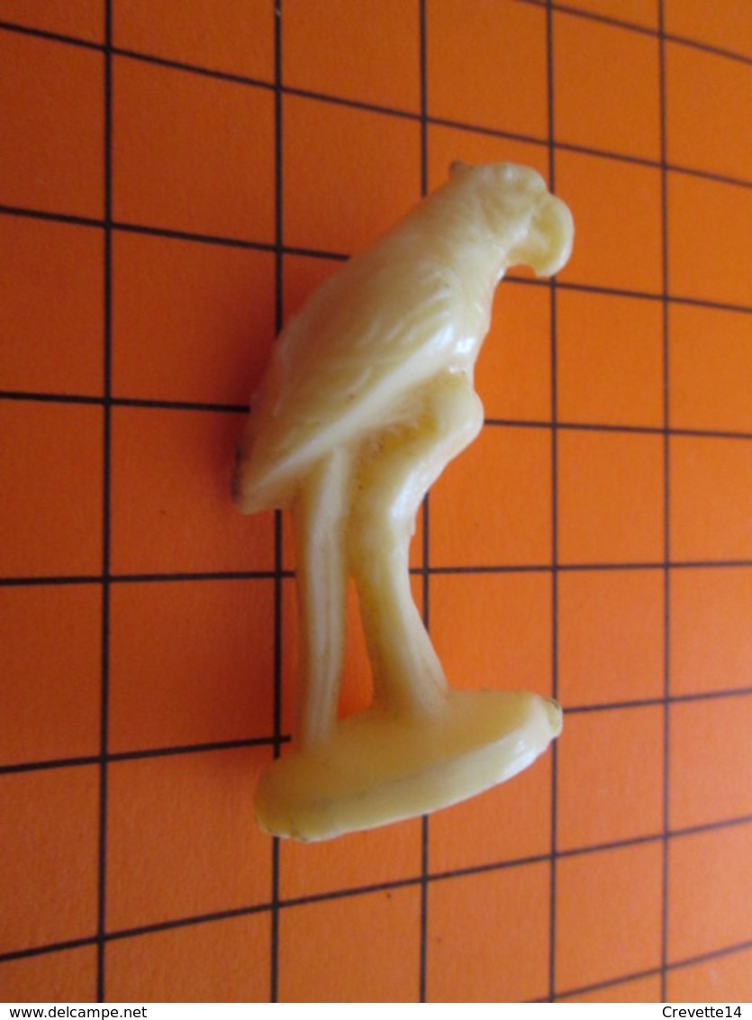 319b Figurine Publicitaire Années 50/60 PERROQUET SUR PERCHOIR Ronde-bosse , Plastique Dur Couleur Ivoire - Pájaros