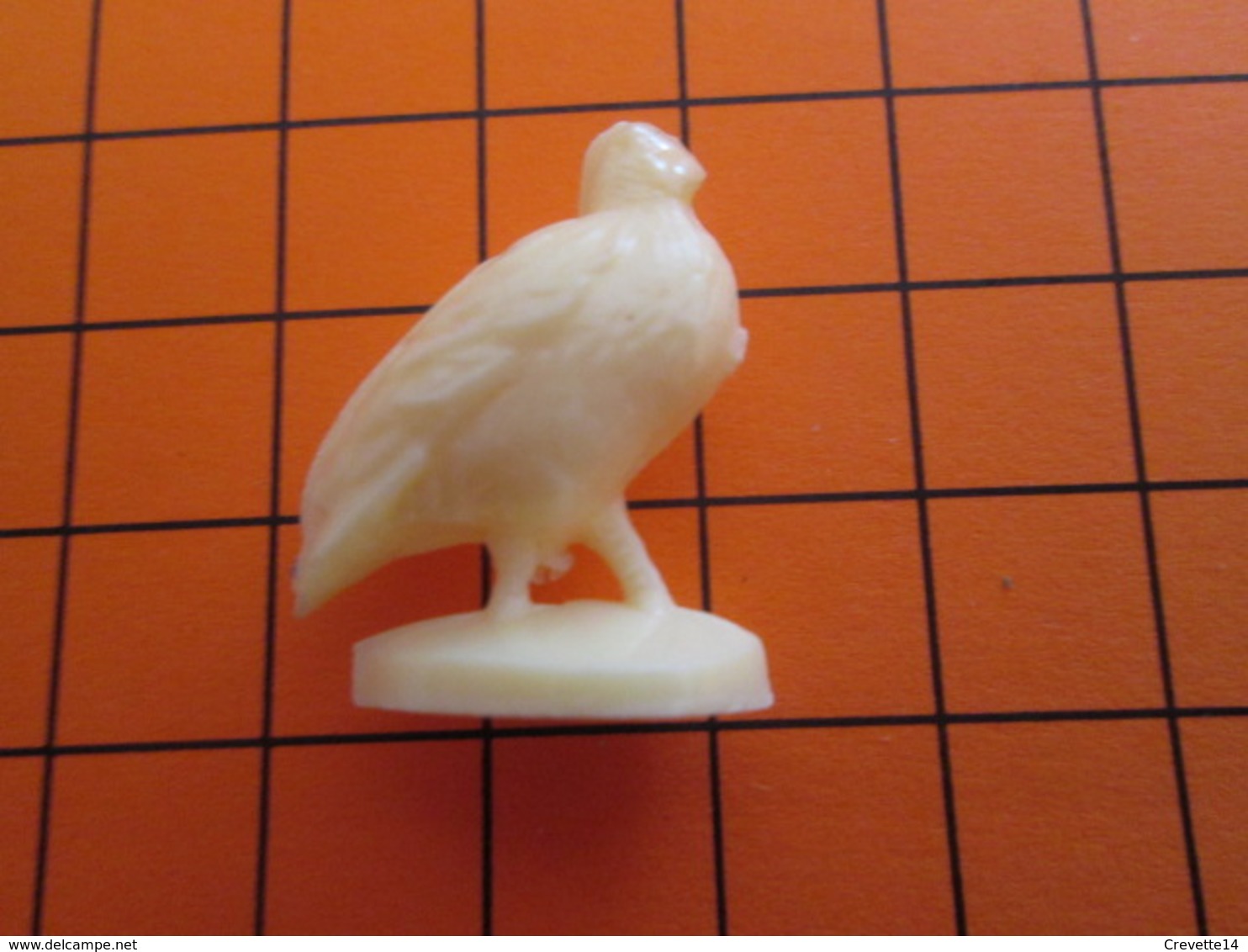 319b Figurine Publicitaire Années 50/60 OISEAU PERDRIX  , Demi Ronde-bosse , Plastique Dur Couleur Ivoire - Pájaros