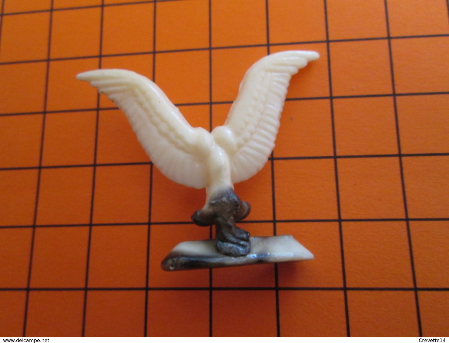 319b Figurine Publicitaire Années 50/60 OISEAU AIGLE ? , Ronde-bosse , Plastique Dur Couleur Ivoire - Pájaros