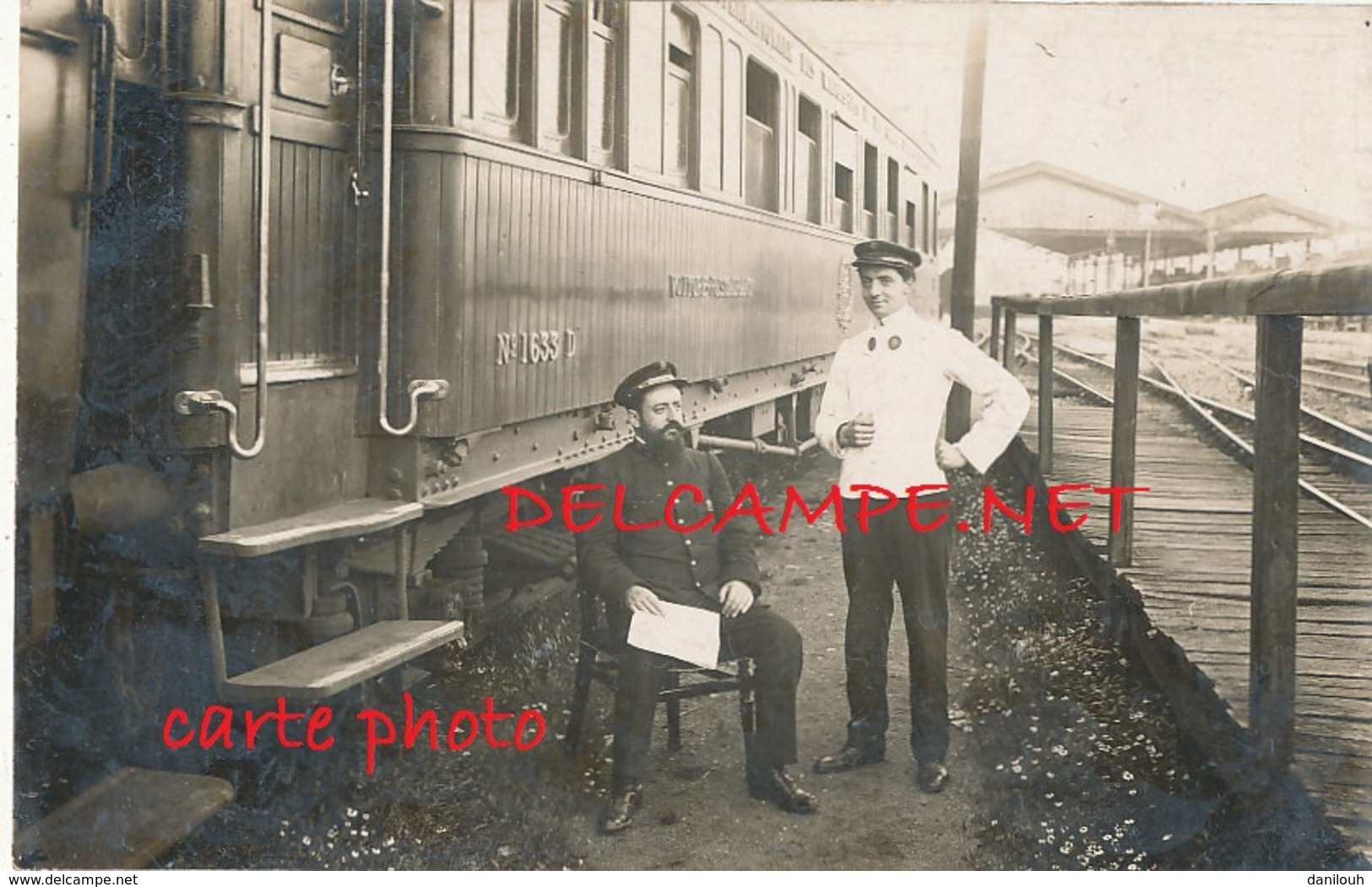 CHEMIN DE FER / TRAIN A QUAI  TRIN NUMERO 1633 D - Gares - Avec Trains