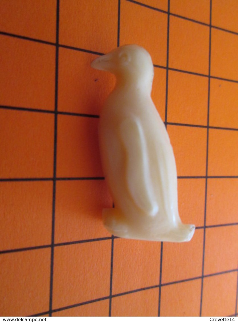 319b Figurine Publicitaire Années 50/60 OISEAU PINGOUIN , Ronde-bosse , Plastique Dur Couleur Ivoire - Oiseaux