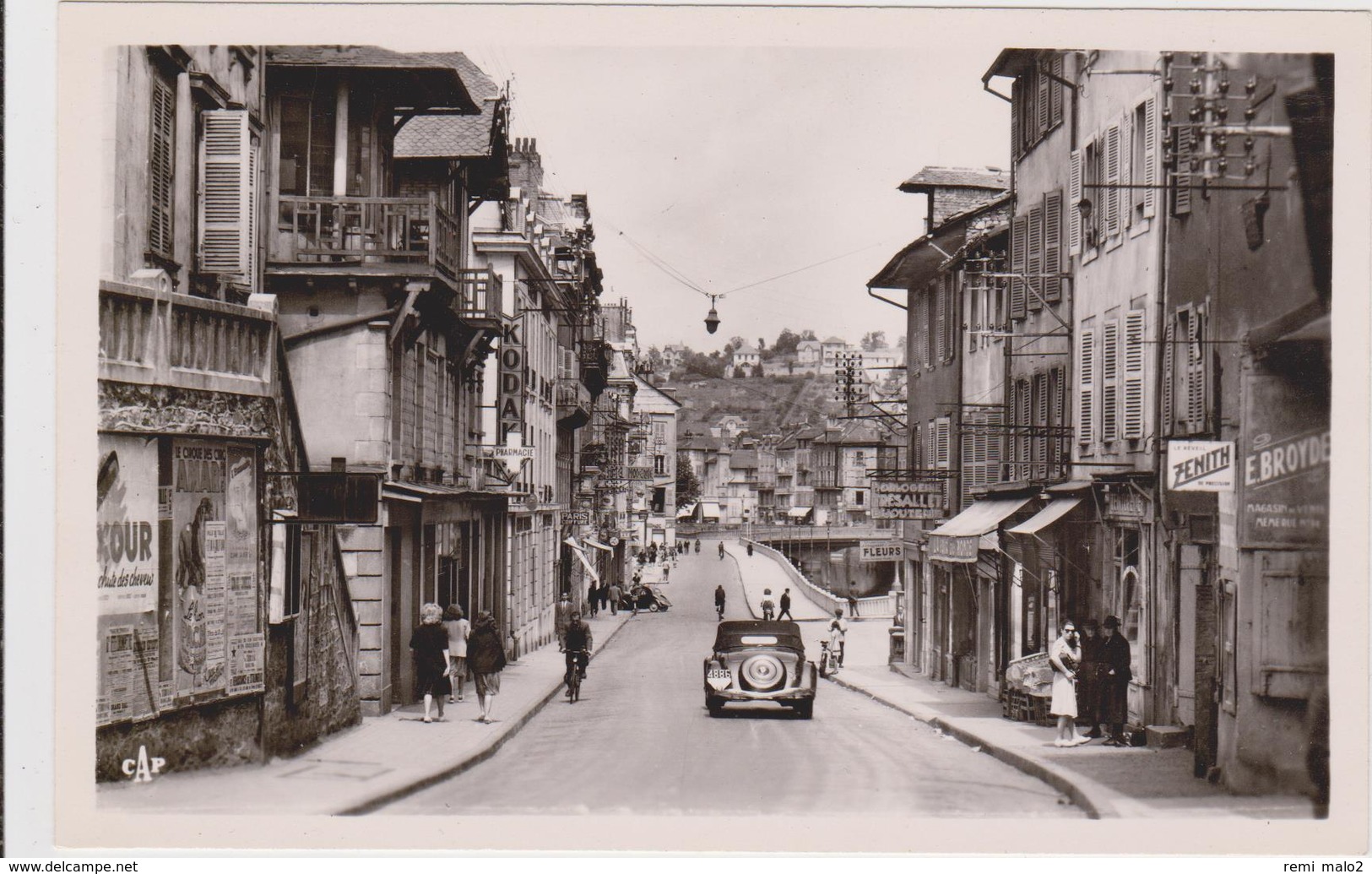 CARTE POSTALE   TULLE 19  Rue Jean Jaures Et Quai De La République - Tulle