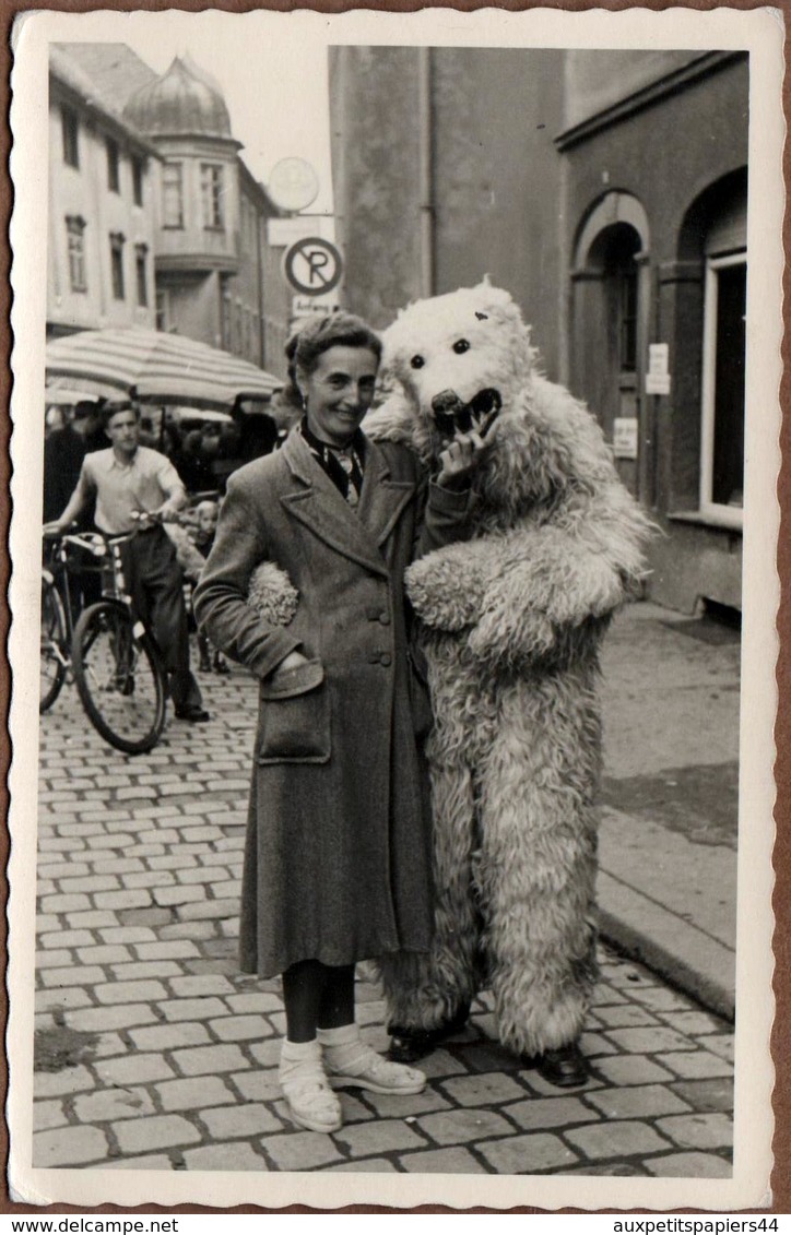 Carte Photo Originale Déguisement & Eisbär, Ours Blanc Polaire Posant En Ville Avec Une Femme Vers 1940/50 - Personnes Anonymes