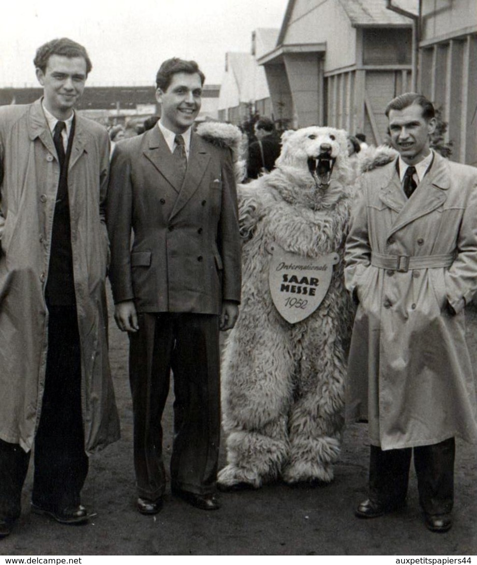 Amusante Carte Photo Originale Déguisement & Eisbär, Mini Ours Blanc Polaire " Saar Messe " 1952 Entouré De Géants ? - Personnes Anonymes