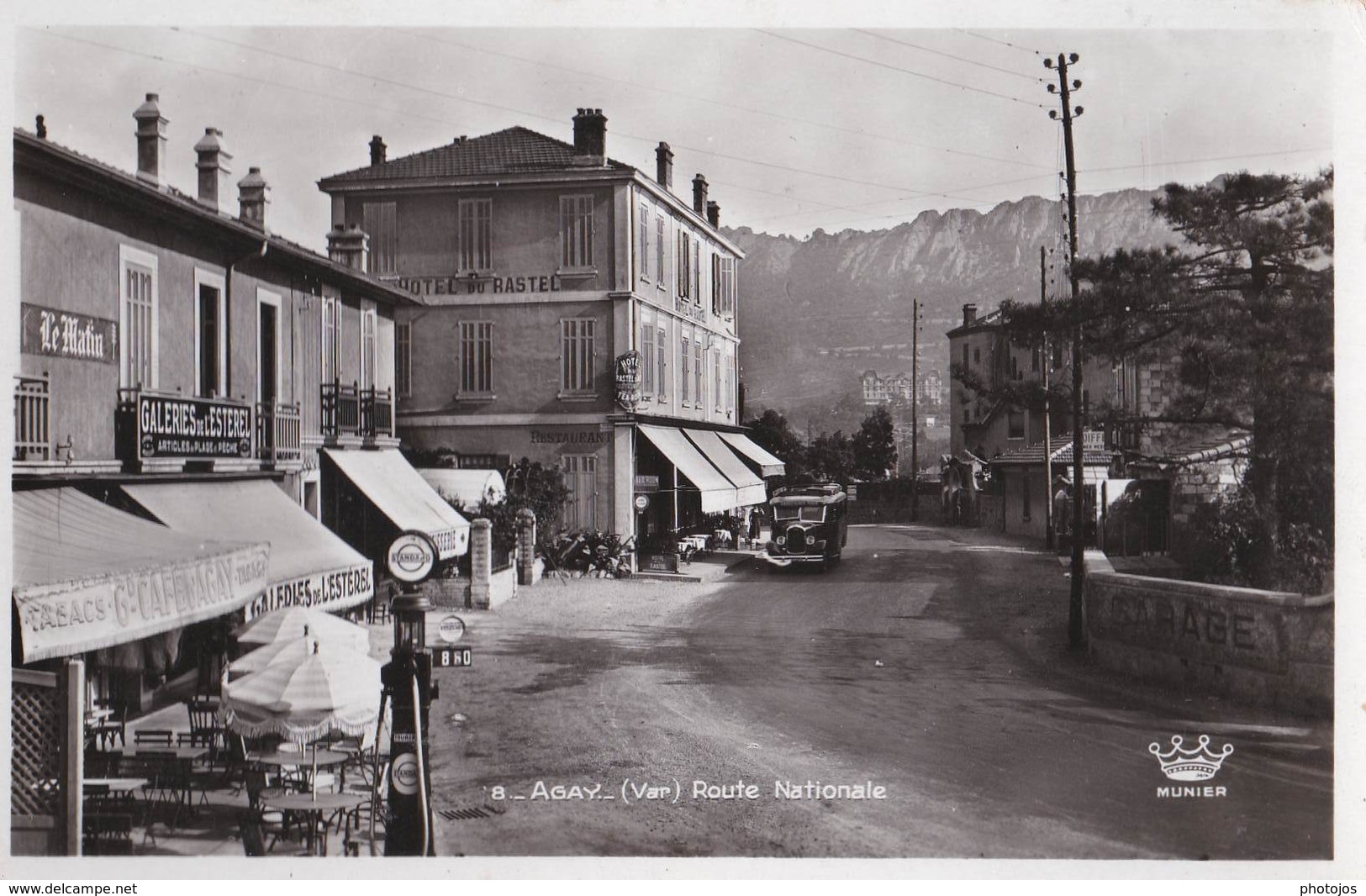 C Photo Sm/ Agay  (83) Route Nationale  Hotel Du Rastel, Grand Café, Pompe à Essence Standard Autocar  Ed Munier - Autres & Non Classés