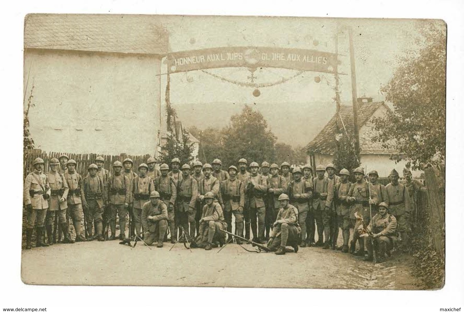 Carte Photo "Groupe Militaires 167e Régiment Infanterie" Sous Une Banderole "Honneur Aux Loups, Gloire Aux Alliés" 1920 - Régiments