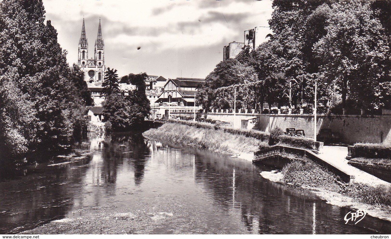 79. NIORT. 2 CARTES. LA SEVRE . AU FOND L'EGLISE SAINT ANDRE . ANNÉE 1964 & LA SEVRE NIORTAISE - Niort