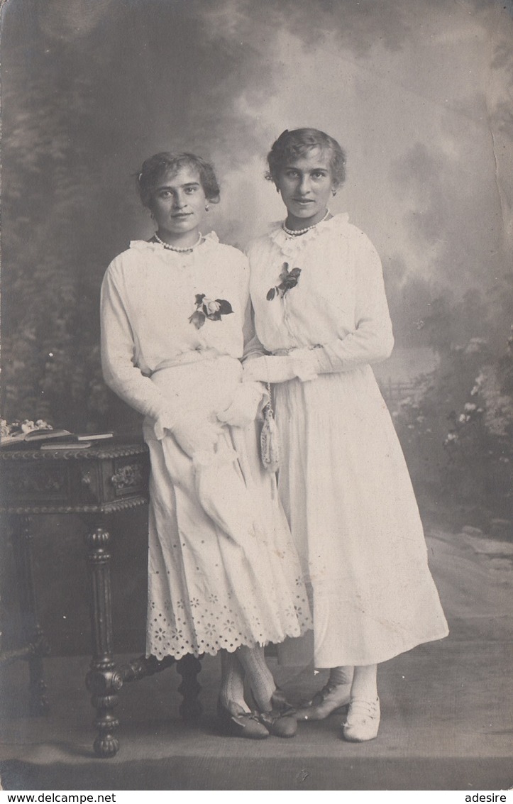 2 MÄDCHEN Mit Kommunionskleider, Fotokarte 1917 - People