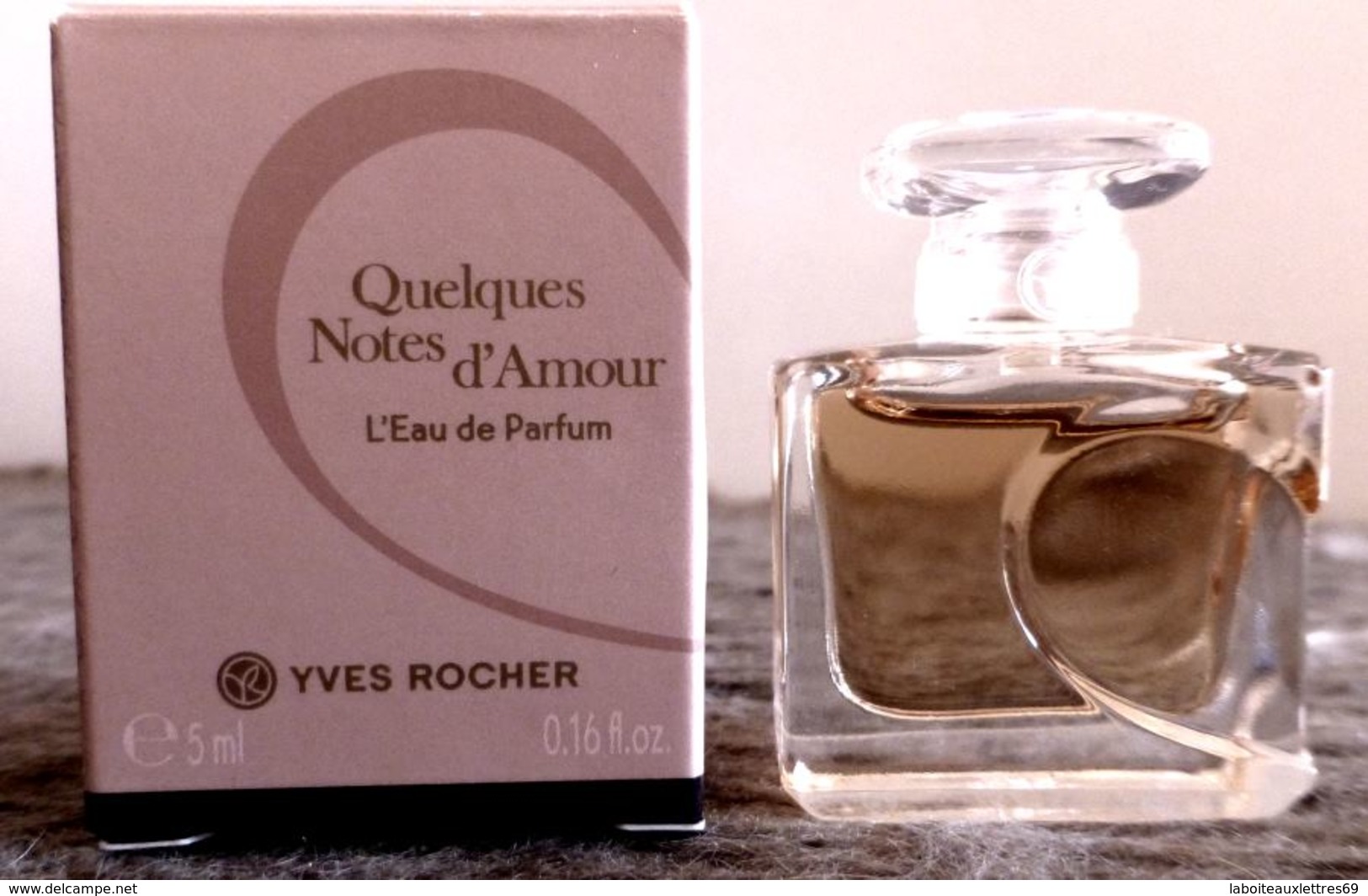 MINIATURE DE PARFUM PLEINE " QUELQUES NOTES D'AMOUR "- YVES ROCHER - Miniaturen Damendüfte (mit Verpackung)