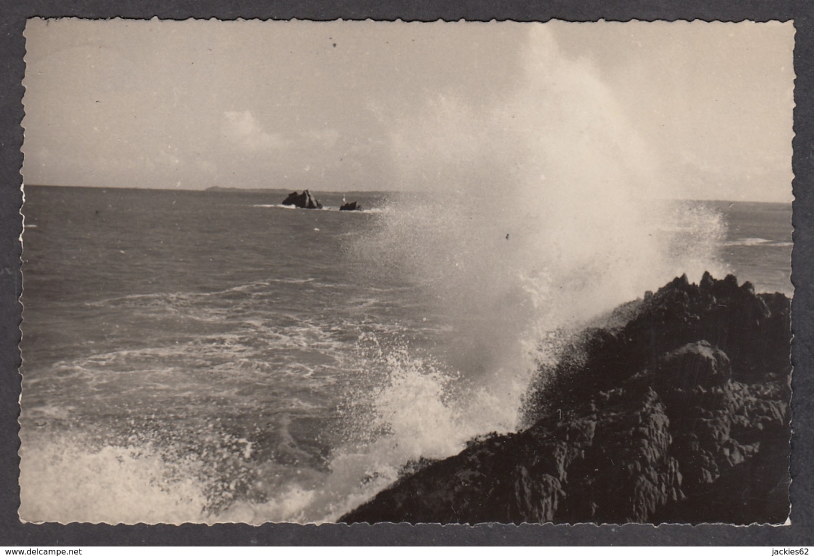 100423/ LOCQUIREC, Effet De Vagues à La Pointe Du Château. Au Fond, L'Ile Verte - Locquirec