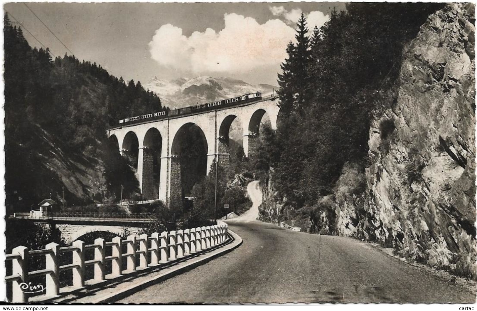 D74 - LES HOUCHES - LE VIADUC STE MARIE ET LA CHAÎNE DES  FIZS - CPSM Dentelée Petit Format En Noir Et Blanc - Les Houches