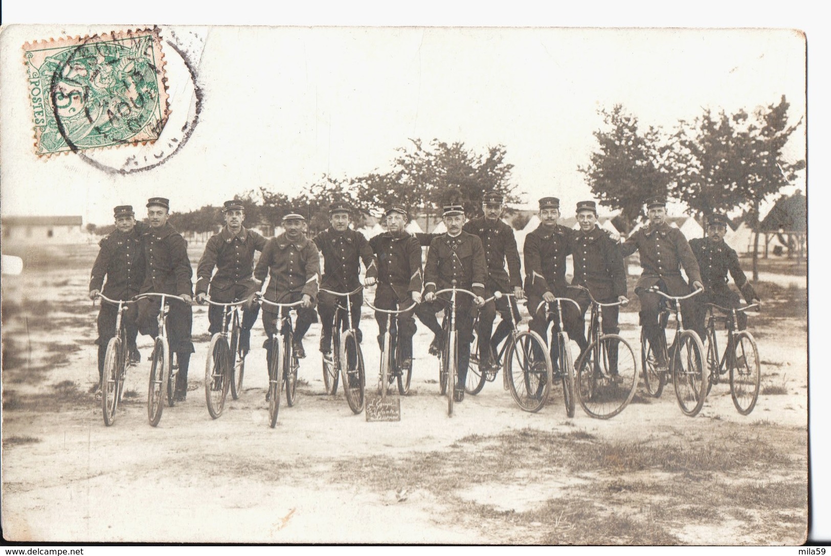 Equipe Volante De Sissonne 1900. à Melle Zélie Devienne Couturière à Templeuve. Carte R. Guilleminot Et Bœspflug & Cie - Sissonne