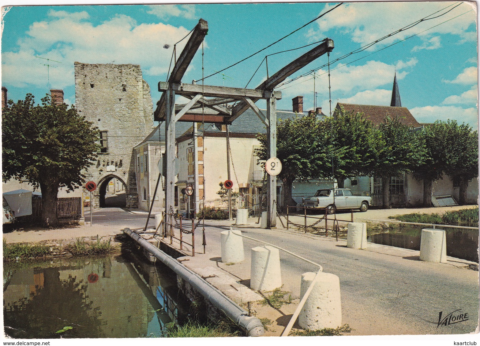 Mennetou-sur-Cher: PEUGEOT 404 - Le Pont Levant Sur Le Canal Et La Porte Jeanne D'Arc - (Loir-et-Cher) - Toerisme