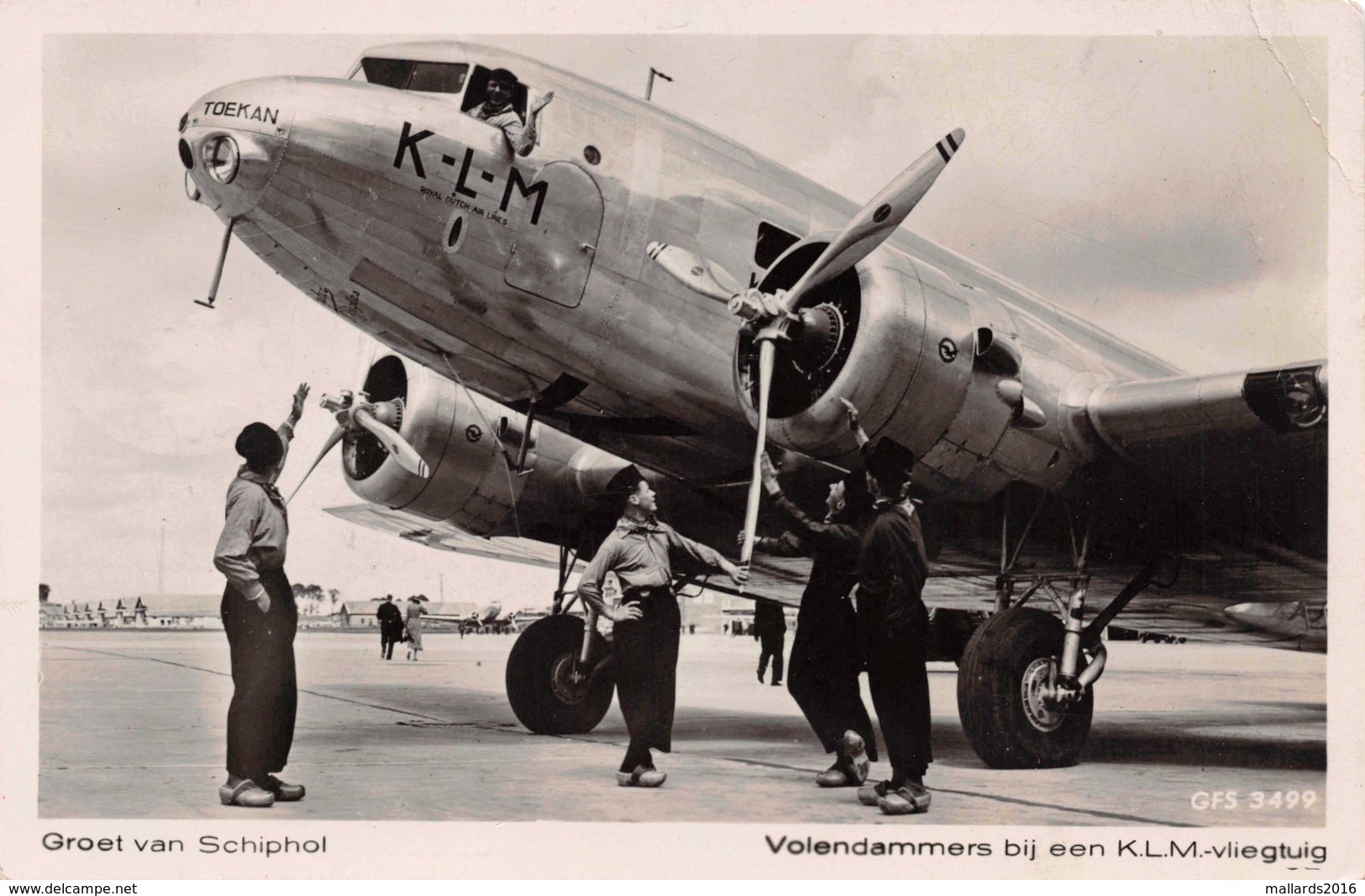 GROET VAN SCHIPHOL - VOLENDAMMERS BIJ EEN KLM-VLIEGTUIG POSTED IN 1937~ AN OLD POSTCARD #82713 - Other & Unclassified