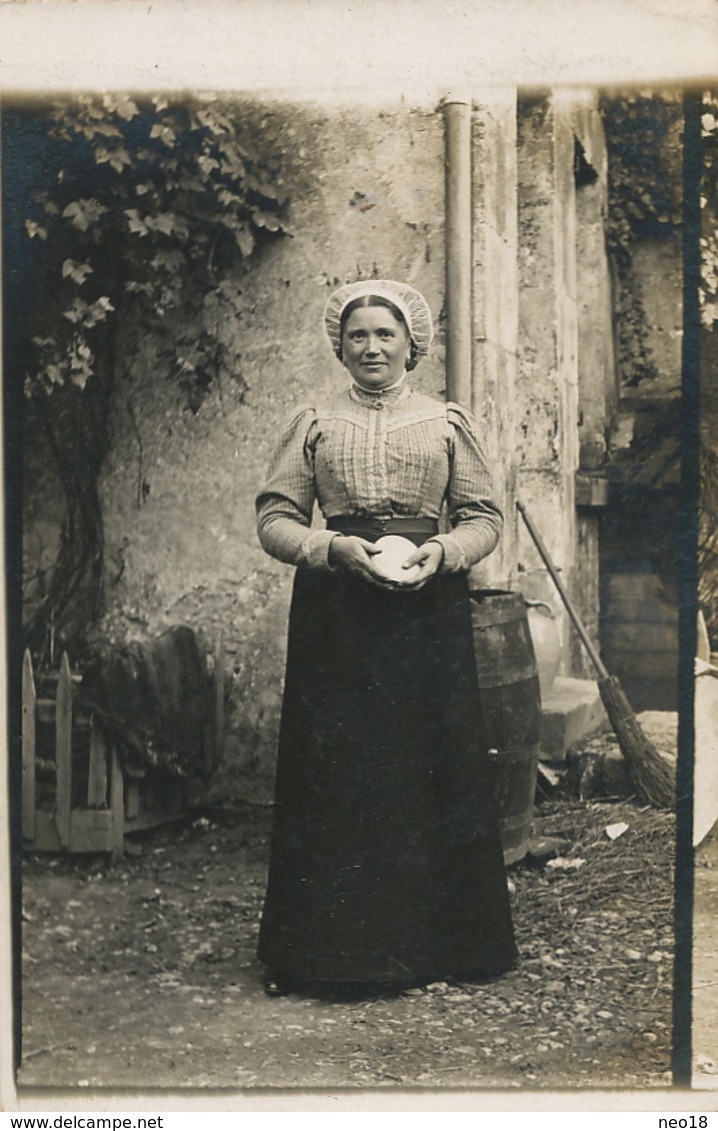 Carte Photo  à Localiser Femme Berry Berrichonne Coiffe Fromage  Peut Etre  Sancerre ..... - Autres & Non Classés