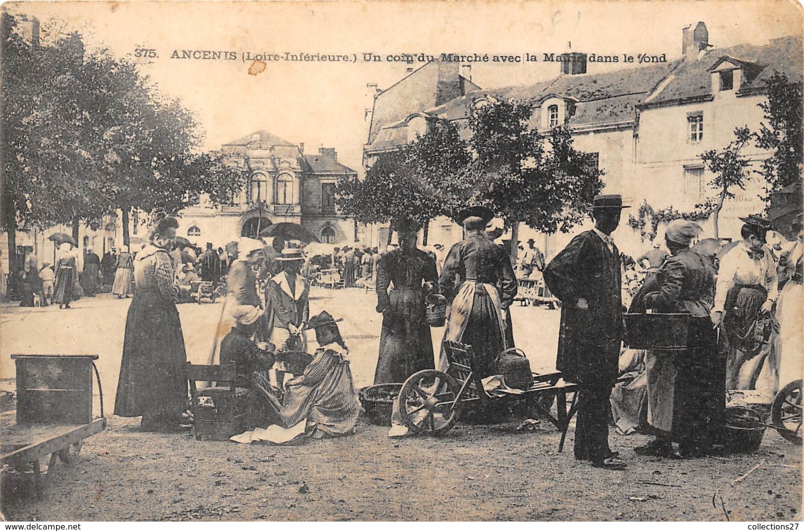 44-ANCENIS- UN COIN DU MARCHE AVEC LA MAIRIE DANS LE FOND - Ancenis