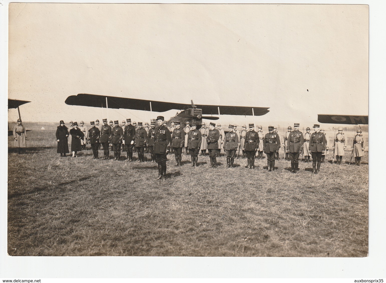 L'ECOLE MILITAIRE DE SAINT CYR - REMISE DE DECORATION (AVIONS EN ARRIERE PLAN) - 1927  - 78 - Guerre, Militaire