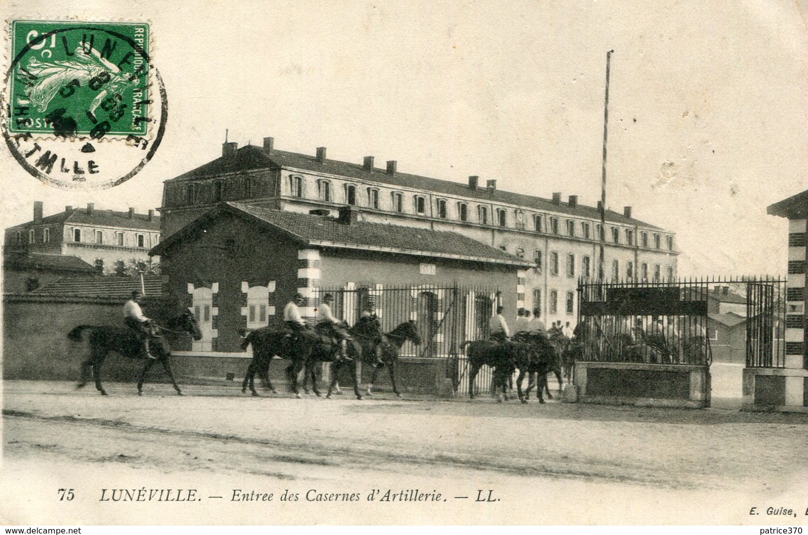 LUNEVILLE - Entrée Des Casernes D'Artillerie Cavaliers - Luneville