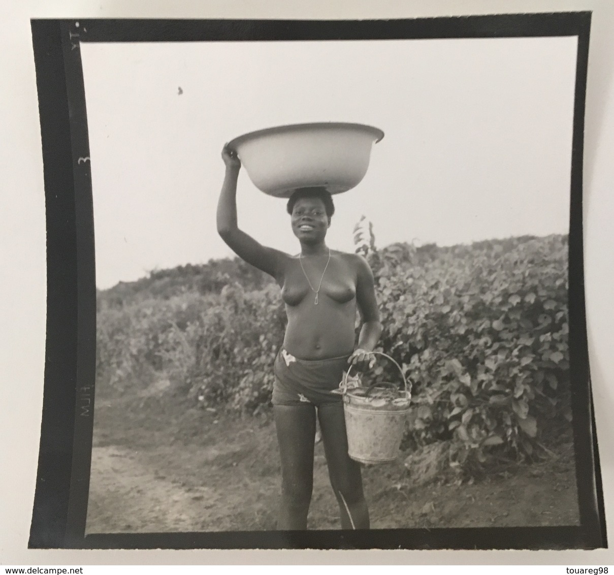 Afrique. Femme Aux Seins Nus Portant Une Bassine Sur Sa Tête. Bénin. Cotonou. - Afrique