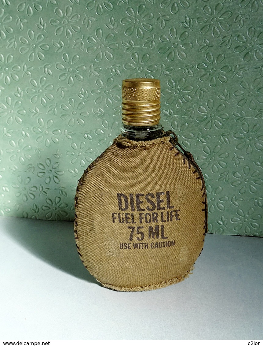 Flacon "DIESEL FUEL FOR LIFE " De DISEL Eau De Toilette Pour Homme  75 Ml Avec Son Habit (VIDE) - Flakons (leer)