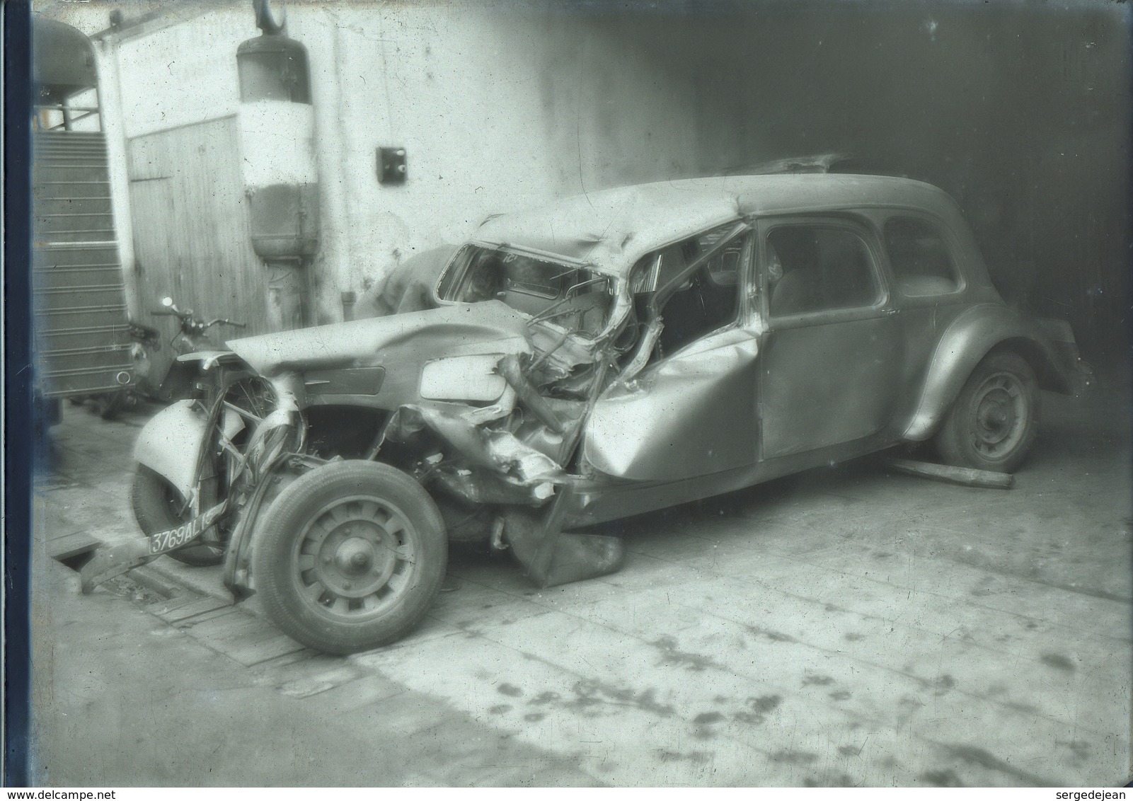 Photo Negatif 13 X 18 TRACTION CITROEN ABIMES DEVANT UN GARAGE CARROSSIER 1958 SAINT GIRONS Collection FAURE - Automobiles