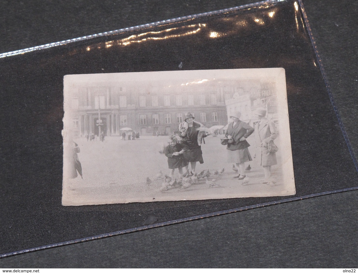 LIEGE - PLACE SAINT LAMBERT - ANNEES 20 - GROUPE PERSONNES ET PIGEONS - Lieux