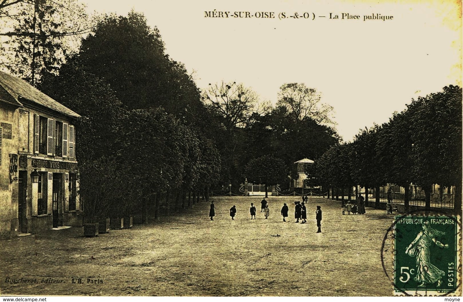 12924 - Val D'Oise  -  MERY Sur OISE :  Place Publique Et CAFE  P. BELIER à Gauche (disparu ??) Circulée En 1910 - Mery Sur Oise