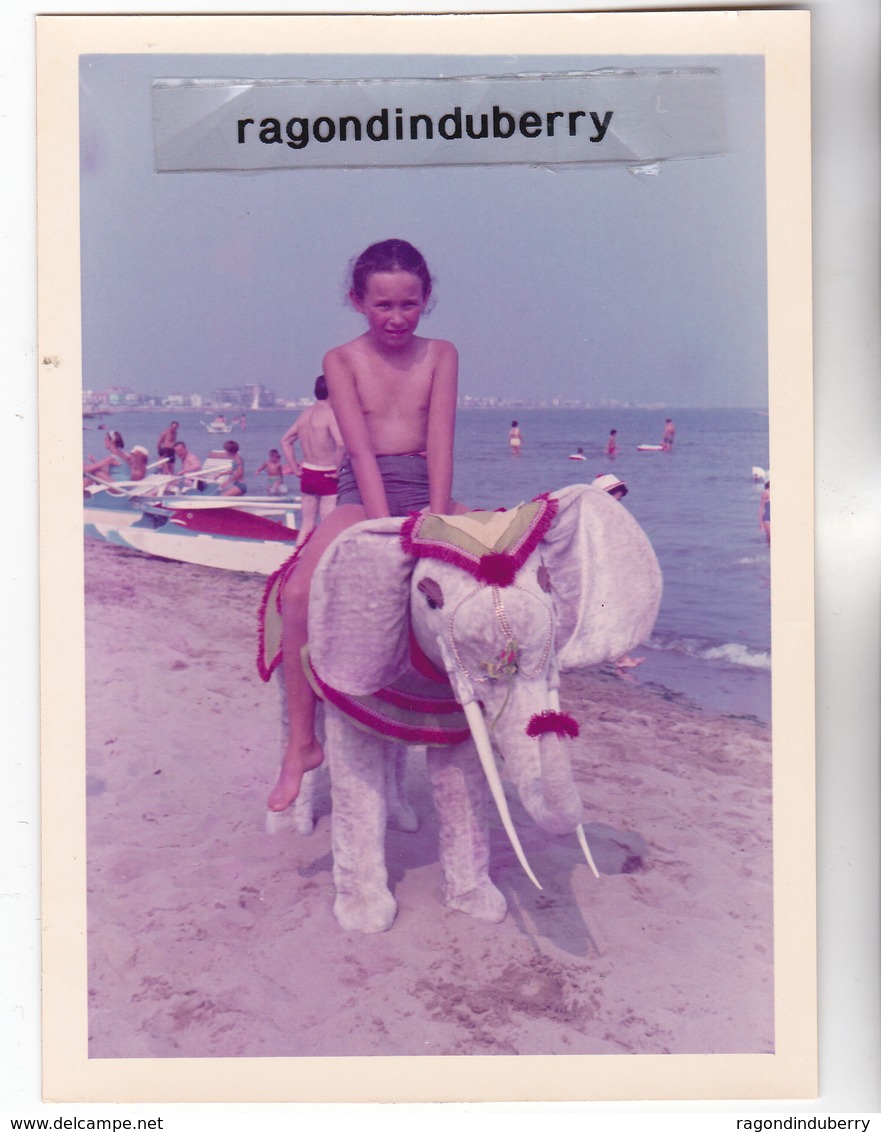 PHOTO MONTAGE SNAPSHOT - JEUNE FILLE Assise Sur ELEPHANT En PELUCHE Sur LA PLAGE - Foto Vintage 1960 70 Env - Autres & Non Classés