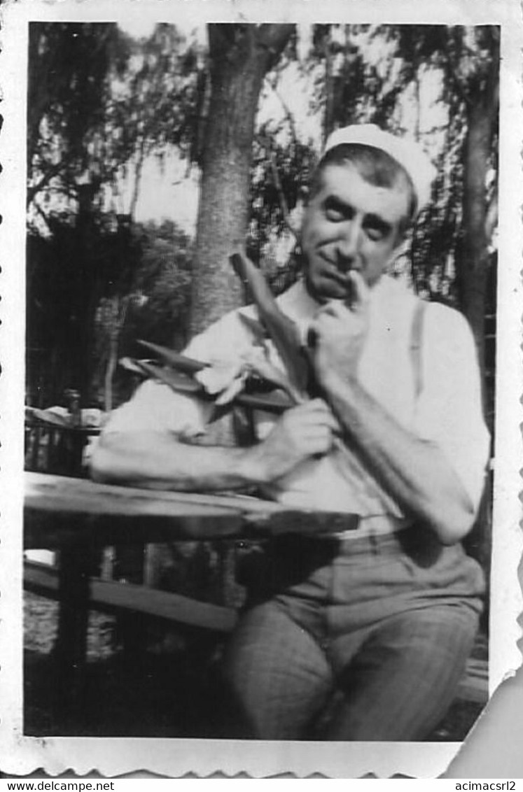 X741 - Picnic Pique Nique / Man With Wood To Make Fire - Photo 8x6cm 1940' Gay Int - Personas Anónimos