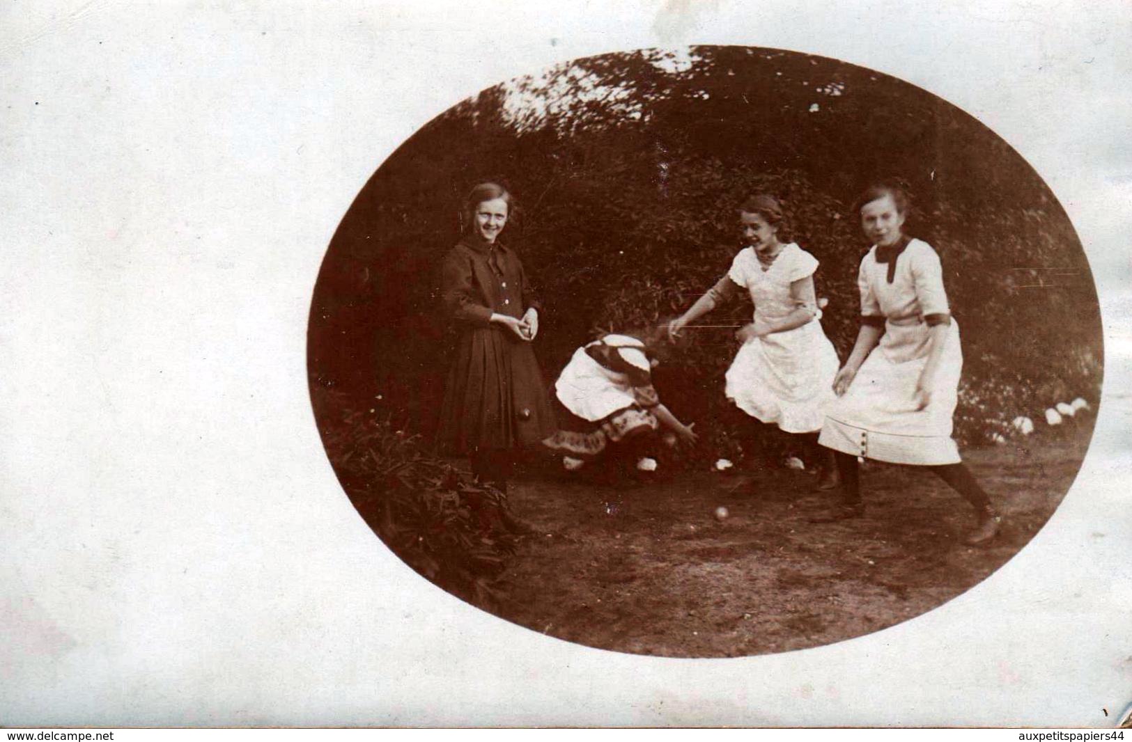 Carte Photo Originale En Médaillon, 4 Jeunes Adolescentes Citées Au Dos Jouant Aux Boules Vers 1910 à Burger Garten - Personnes Identifiées