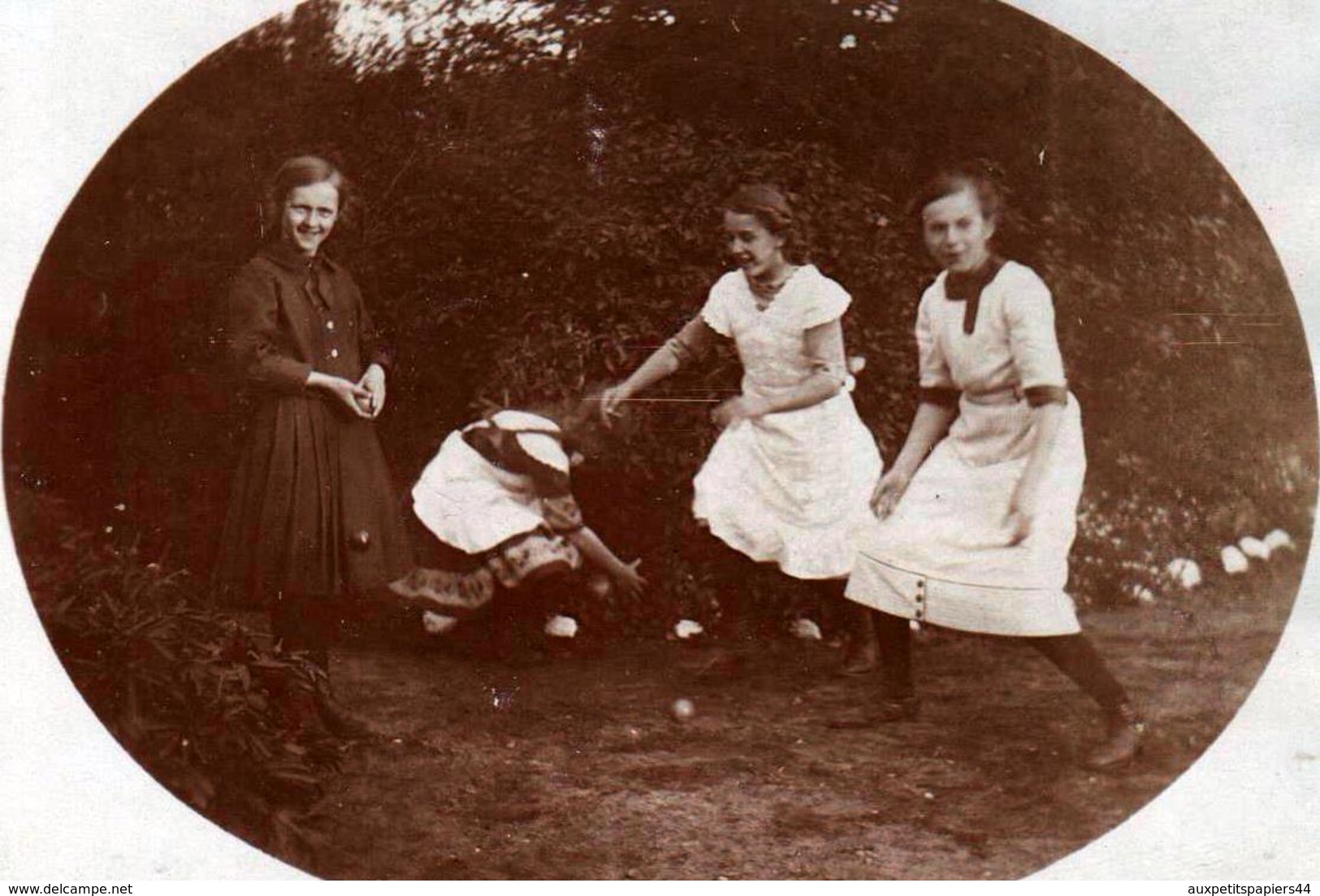 Carte Photo Originale En Médaillon, 4 Jeunes Adolescentes Citées Au Dos Jouant Aux Boules Vers 1910 à Burger Garten - Personnes Identifiées