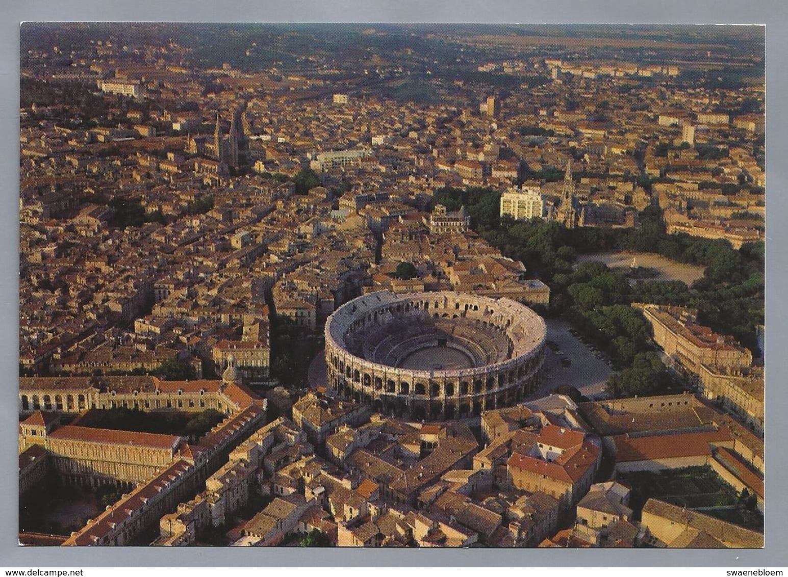 FR.- NIMES. Vue Générale De La Ville Par Avion, Au Centre : Les Arènes. Ongelopen. - Nîmes