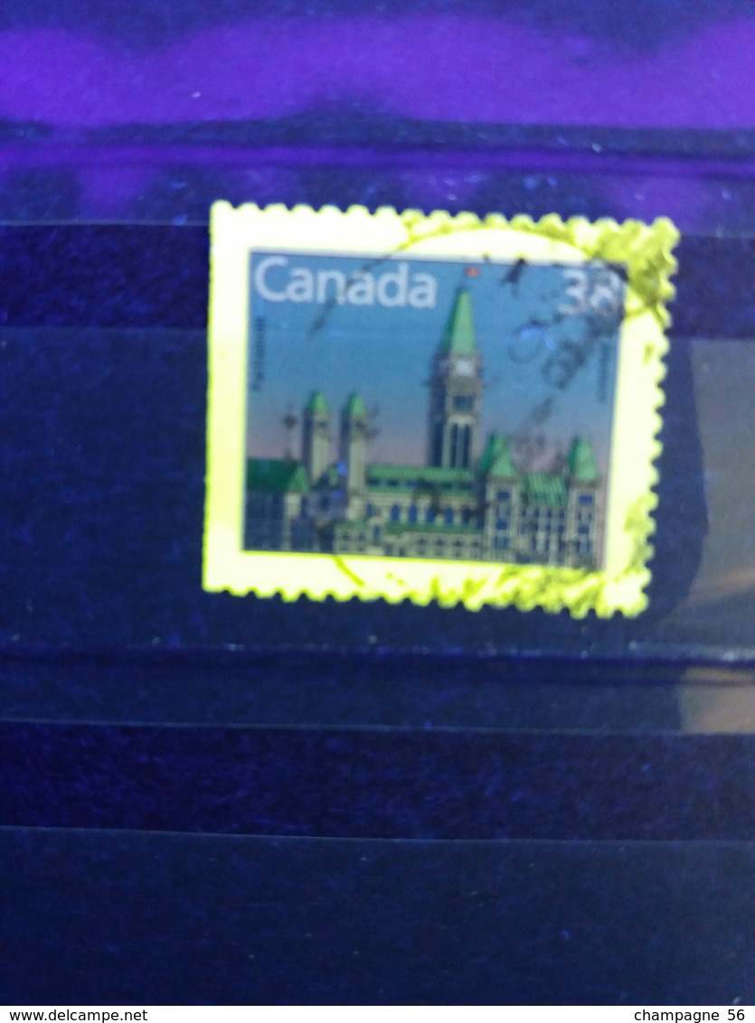 VARIÉTÉS AMÉRIQUE CANADA 1988 N° 1079 B DENTELÉE  TROIS COTÉE EDIFICE DU PARLEMENT  PHOSPHORESCENTE  OBLITÉRÉ - Variétés Et Curiosités