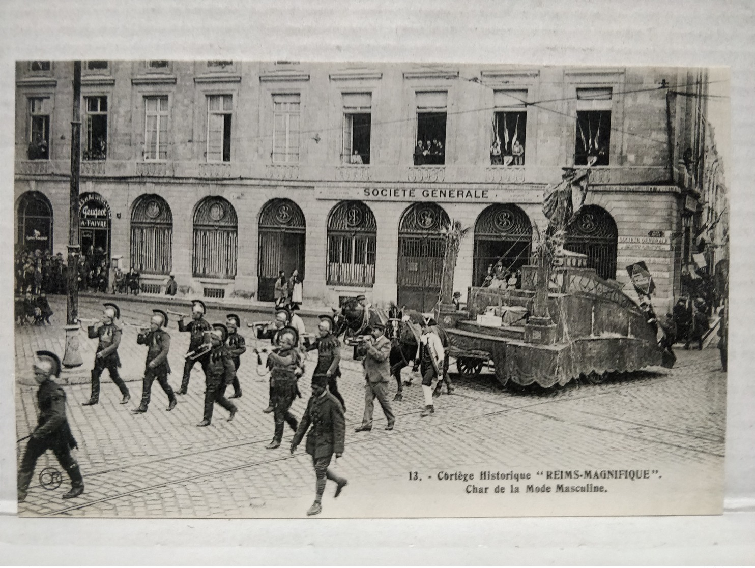 Cortège Historique. Reims Magnifique. Char De La Mode Masculine - Reims