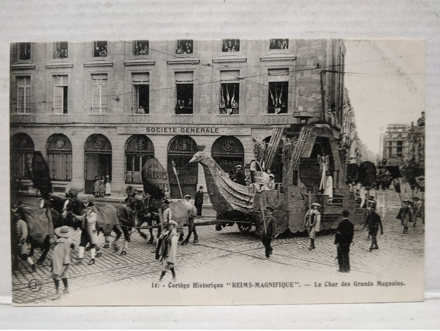 Cortège Historique. Reims Magnifique. Char Des Grands Magasins - Reims