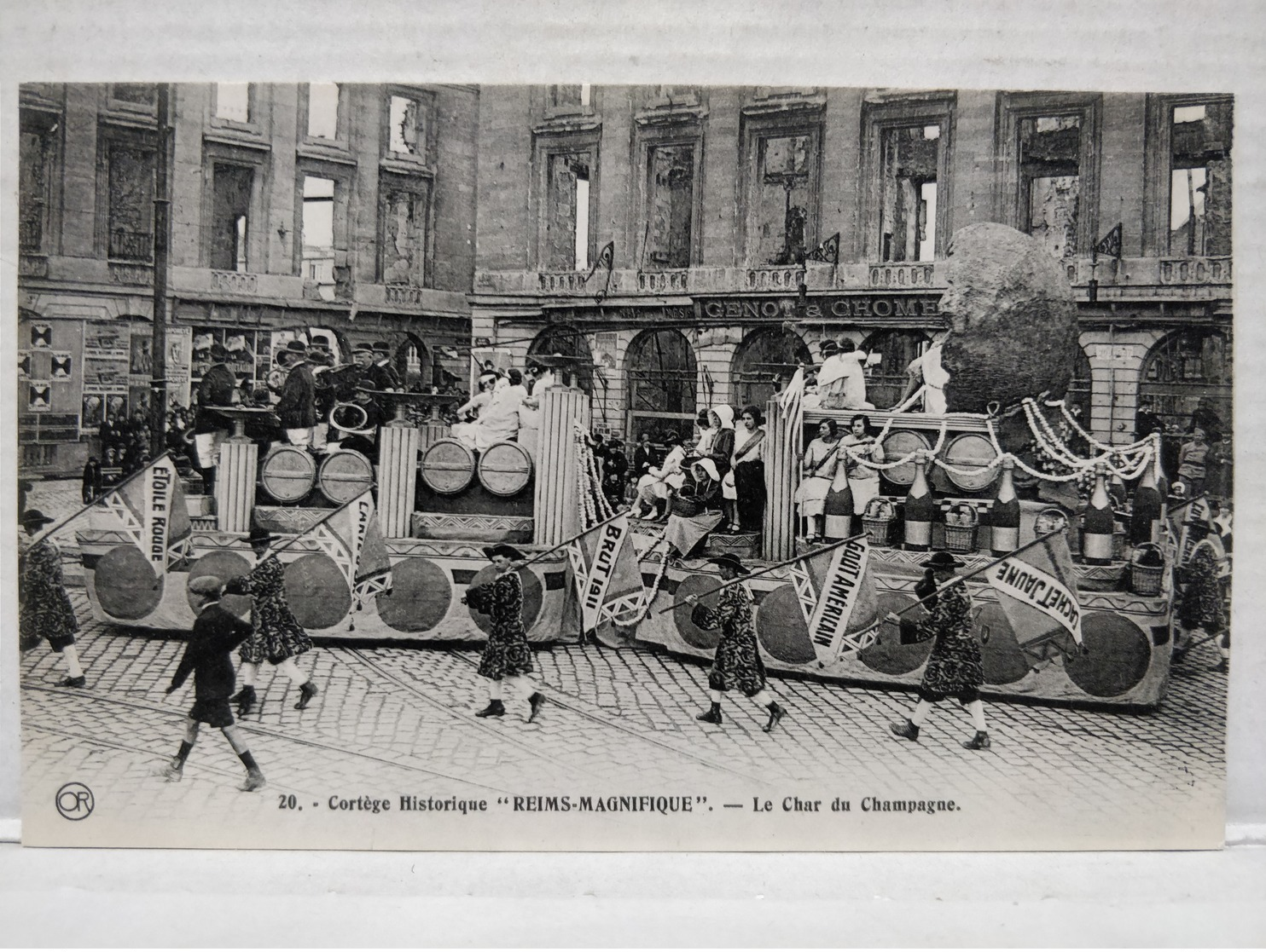 Cortège Historique. Reims Magnifique. Char Du Champagne - Reims