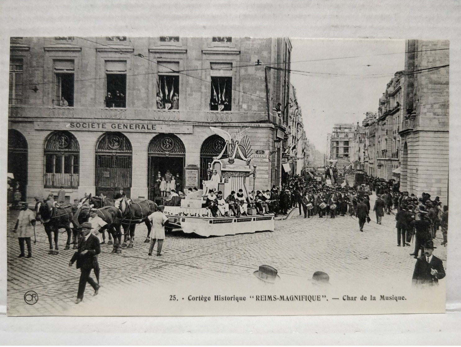 Cortège Historique. Reims Magnifique. Char De La Musique - Reims