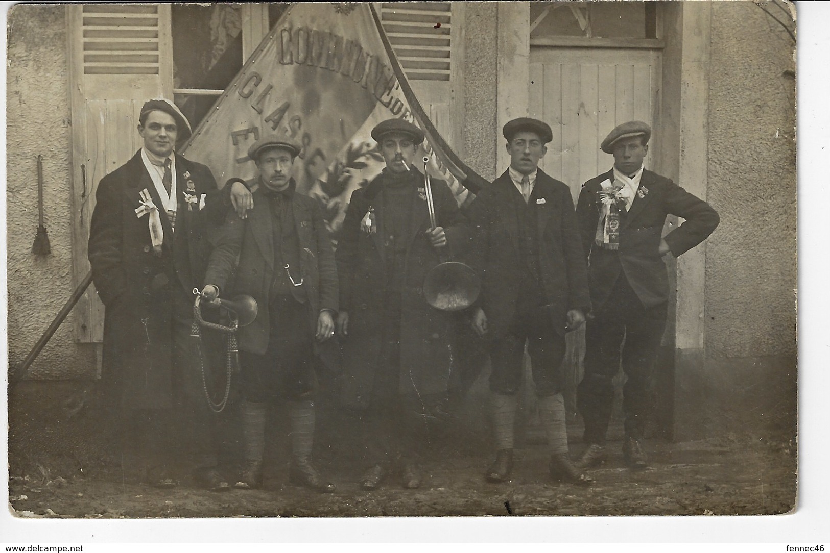 Photographie D'époque - Groupe D'hommes Avec Instruments De Musique, Devant Un Drapeau - A Identifier (X71) - Photographie